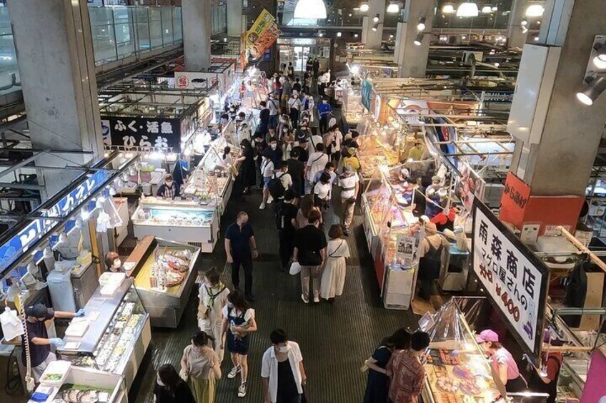 The first floor of Karato Market changes into a fish stand street "Iki-iki Bakangai" every weekend