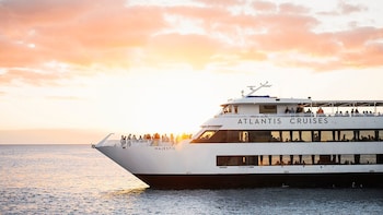 Waikiki Sunset Dinner Cruise Aboard the Majestic