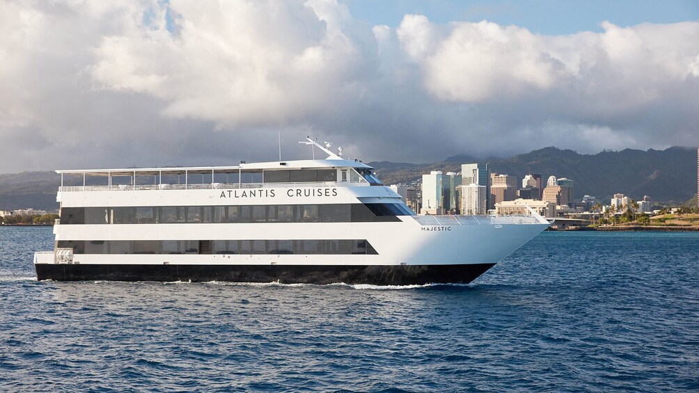 Waikiki Whale Watching Cruise Aboard the Majestic