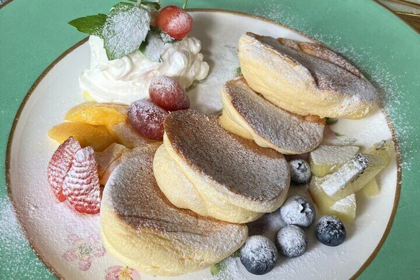 Fluffy pancakes with seasonal fruits