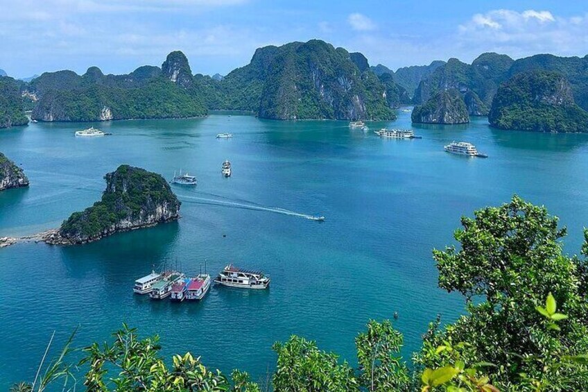 Halong Bay Seaplane and Luxury Cruise: Stunning Views of the Bay