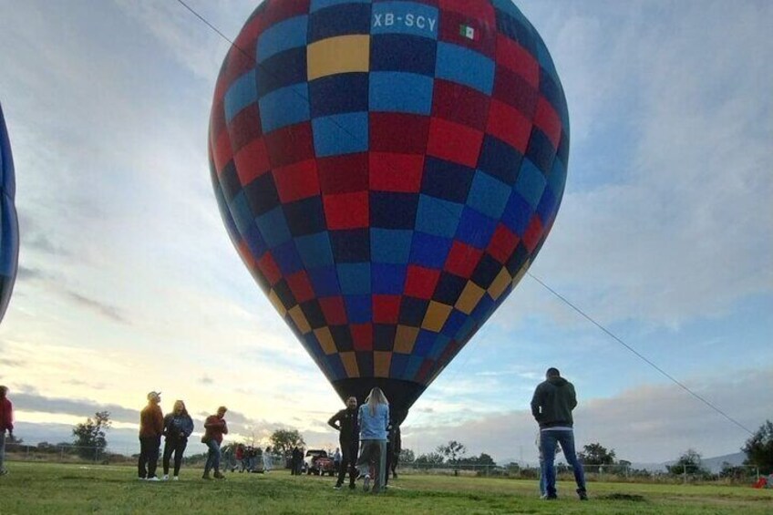 Balloon and Teotihuacan Flight PRIVATE TOUR FROM 1 TO 11 PASSENGERS.