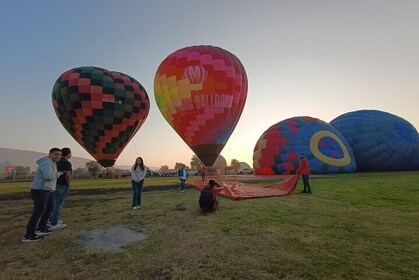 Balloon and Teotihuacan Flight PRIVATE TOUR FROM 1 TO 11 PASSENGERS.