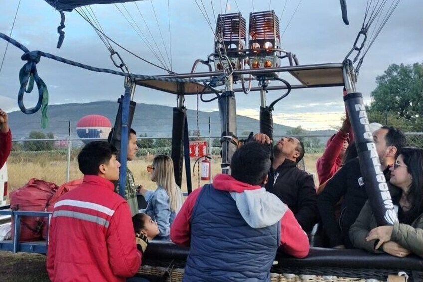 Balloon and Teotihuacan Flight PRIVATE TOUR FROM 1 TO 11 PASSENGERS.