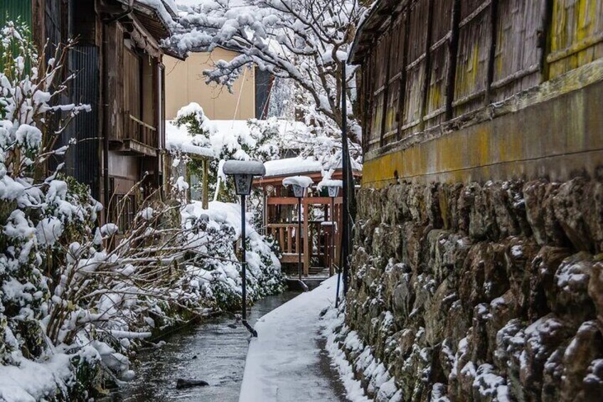 Gujo City> It flourished as the castle town of Gujo Hachiman Castle, and is a fun town to stroll around in, with its old townscape designated as a nationally important preservation district for groups