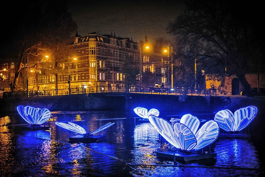 Amsterdam: Light Sculptures Small Boat Tour with Gluhwein