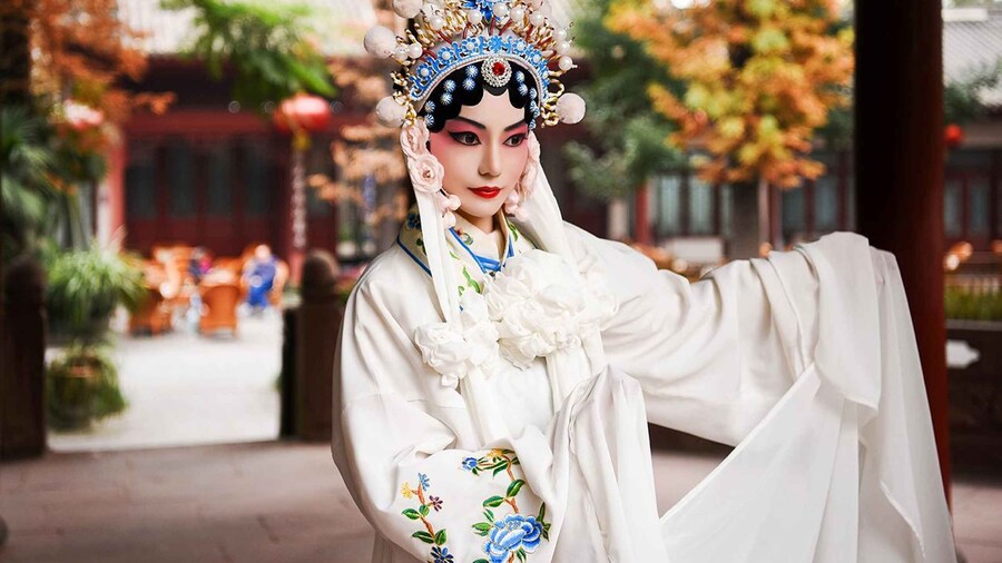 Chengdu: Sichuan Opera Show & Covered Bowl Tea & Massage