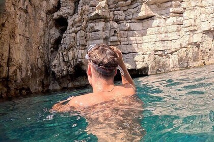 Pula: Navegación de medio día con bebidas, SUP y GoPro (máximo 6 personas)