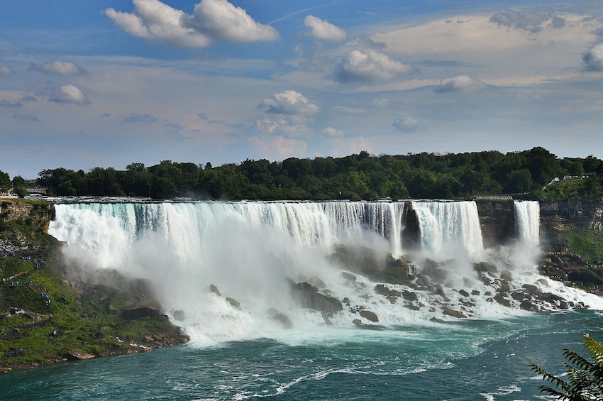 Wide shot of Niagara Falls