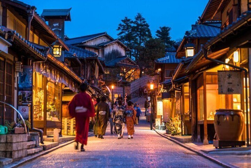 Geisha Streets & "Real Kyoto" Magical Night (w/Kyoto Snack)