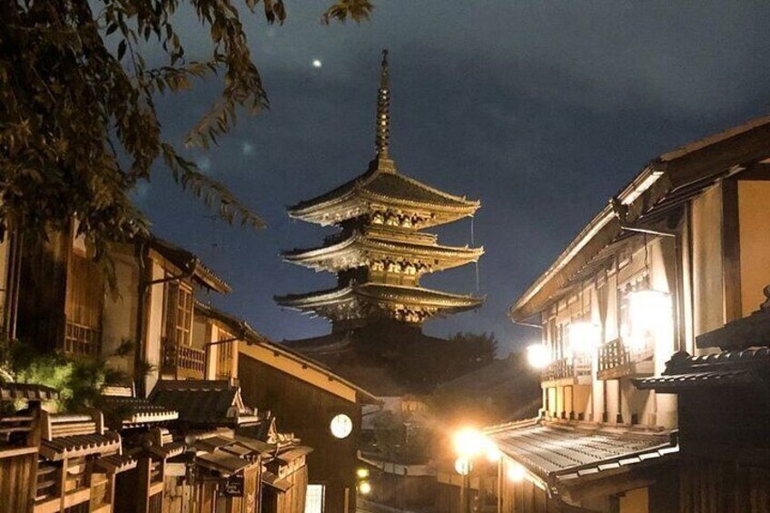 Geisha Streets & "Real Kyoto" Magical Night (w/Kyoto Snack)