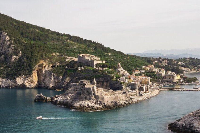 8-hour private boat tour to the Gulf of Poets and Riomaggiore