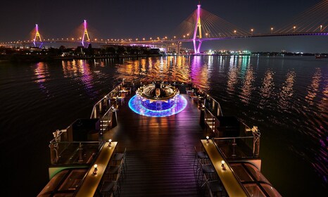 Bangkokissa: Bangkok: Saffron Chao Phraya River Dinner Cruise (illallisrist...