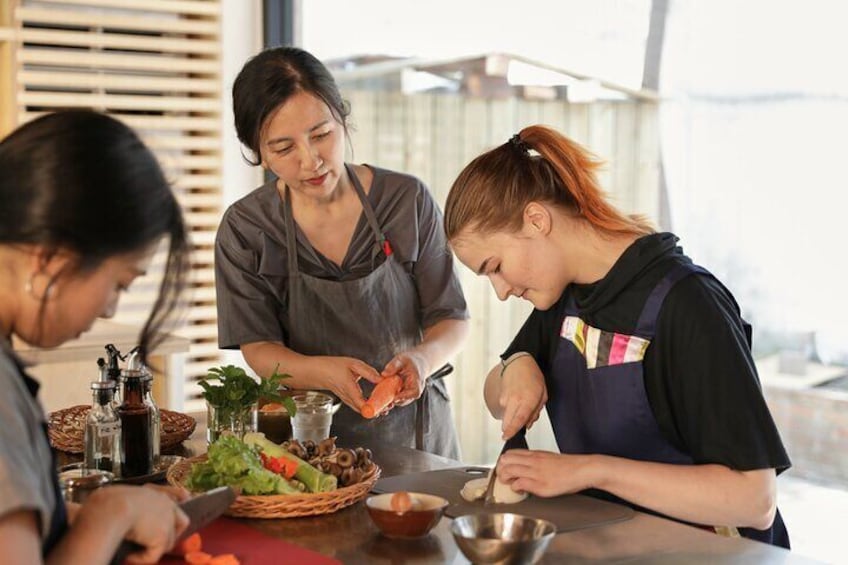 The instructor chef will introduce the condiments that are often used in Korean cuisine.The instructor chef will introduce the condiments that are often used in Korean cuisine.