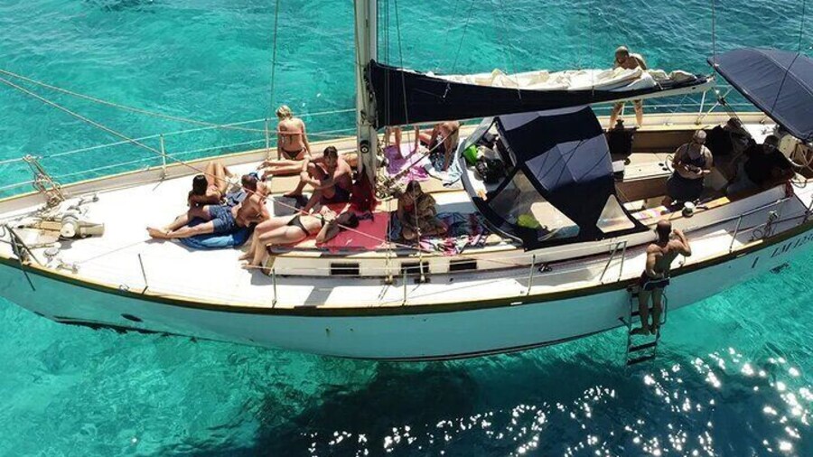 Catania: Boat Trip with Aperitif, Prosecco and Snorkeling