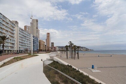 Recorrido y juego de exploración por el casco antiguo y las playas de Benid...
