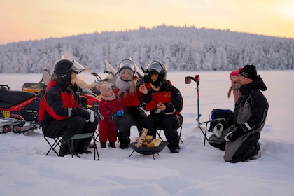 Rovaniemi: Ice Fishing and Snowmobile Tour with Snacks