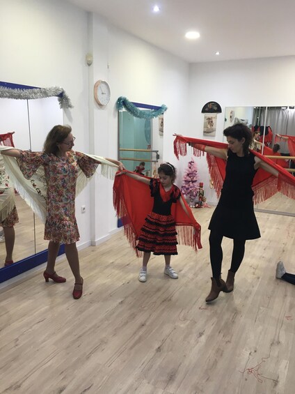 Picture 10 for Activity 45 minutes flamenco dance class for family in Málaga