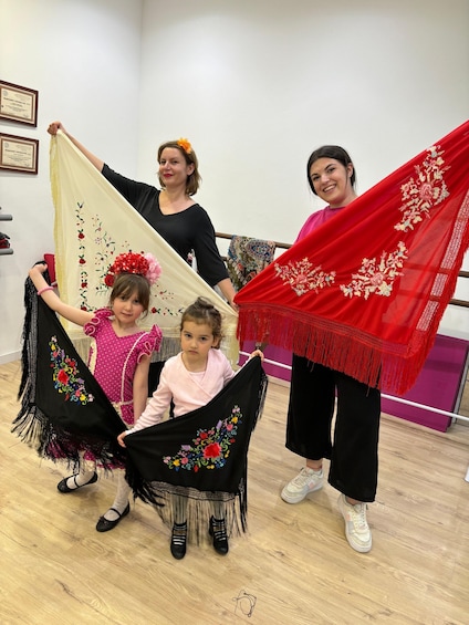 Picture 3 for Activity 45 minutes flamenco dance class for family in Málaga