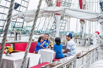 Crucero con desayuno a bordo de un velero Royal Albatross