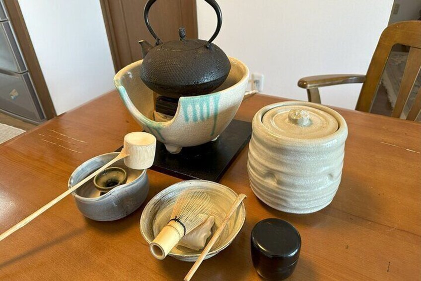 Enjoy the art of preparing matcha casually at the table.