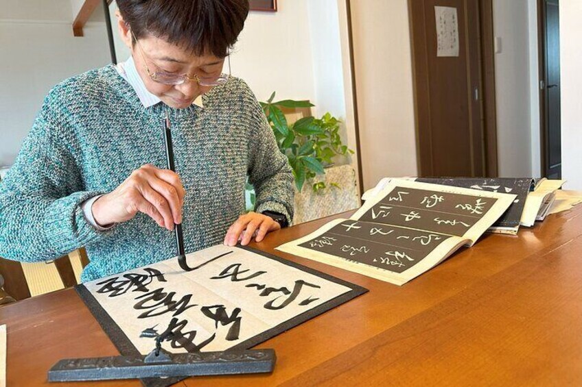 Learn directly from masters of Japanese culture such as calligraphy, tea, and flowers.