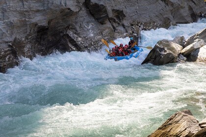 Canotaje en aguas bravas en el río Shotover