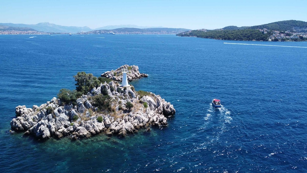 From Trogir: Guided Panoramic Boat Tour with Drinks