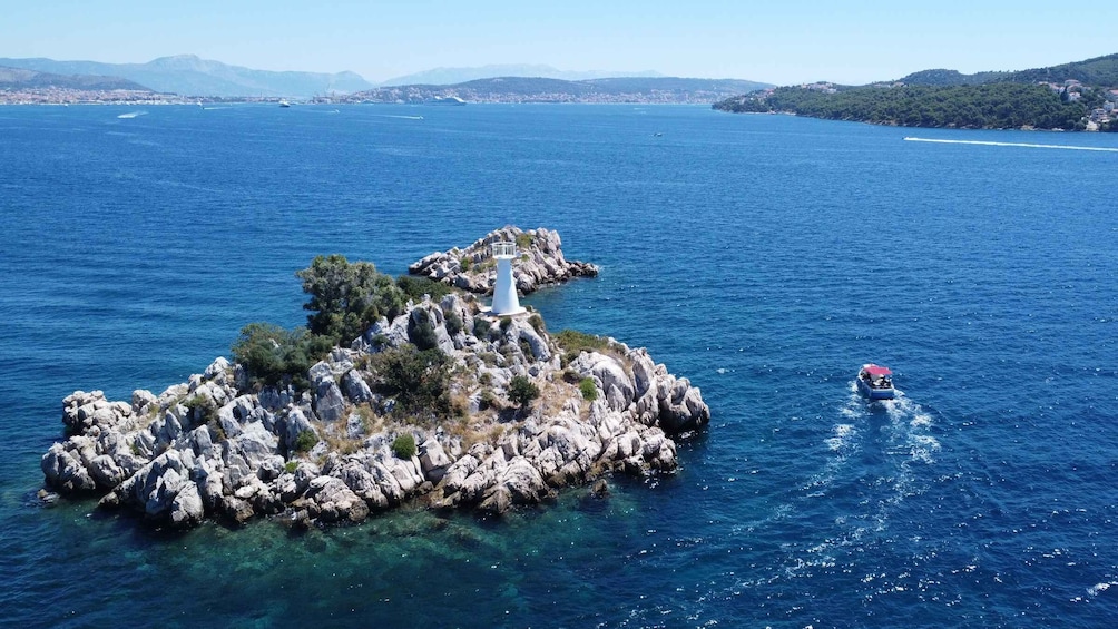 From Trogir: Guided Panoramic Boat Tour with Drinks