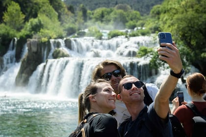 Von Zadar aus: Geführte Tour zu den Krka-Wasserfällen mit Schwimmen in Skar...