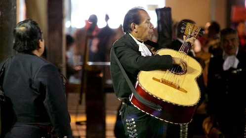 CDMX: Evening Tour to Plaza Garibaldi