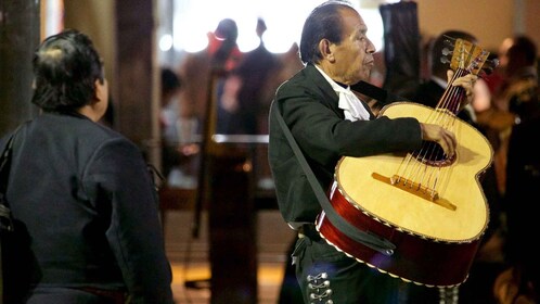 CDMX: Evening Tour to Plaza Garibaldi