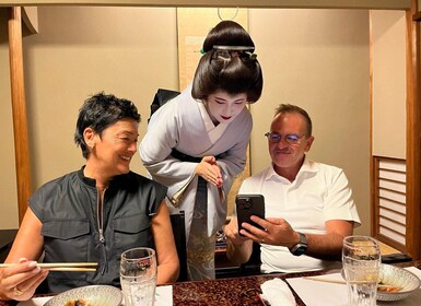 Kyoto: Geisha Premium Dinner & Cultural Tour in Gion