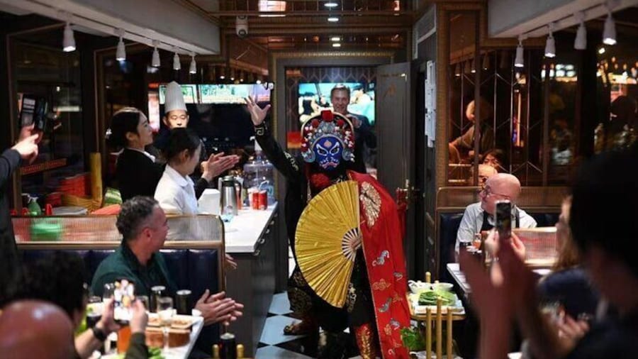 Chengdu Night Cruise Tour including Hotpot Dinning Experience