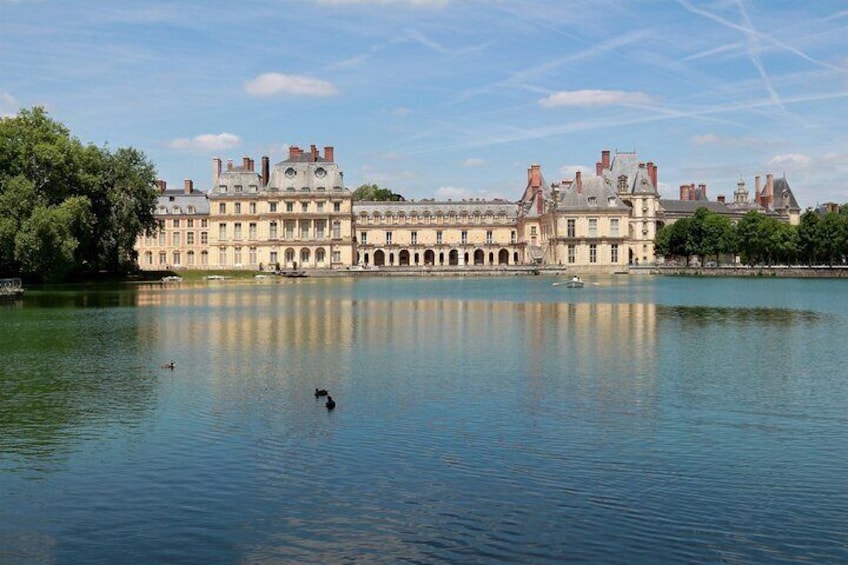 Royal Retreat: Fontainebleau Palace Tour with Paris Pickup