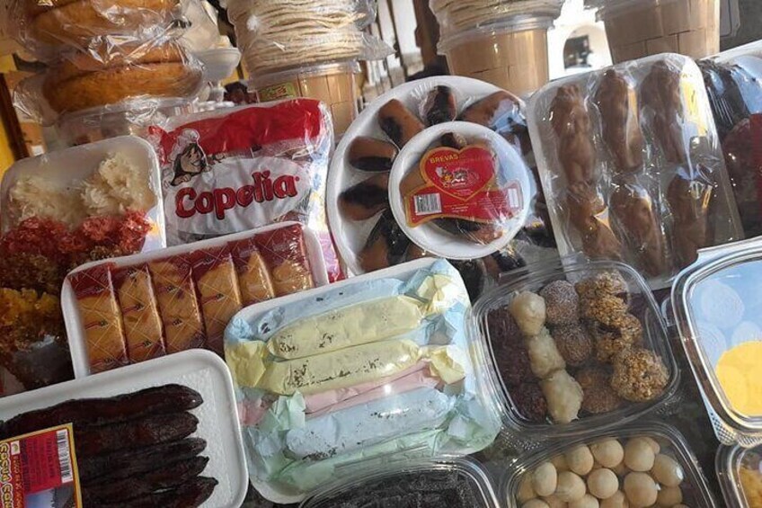 Pro Guide Full City Tour With Street Food Tasting