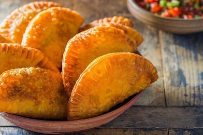 ULTIMATE STREET FOOD TASTING & FULL CITY TOUR with a PRO GUIDE