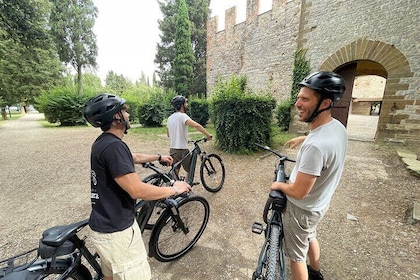 Discover Florence Surrounding Out Of The Crowd On E-Bike