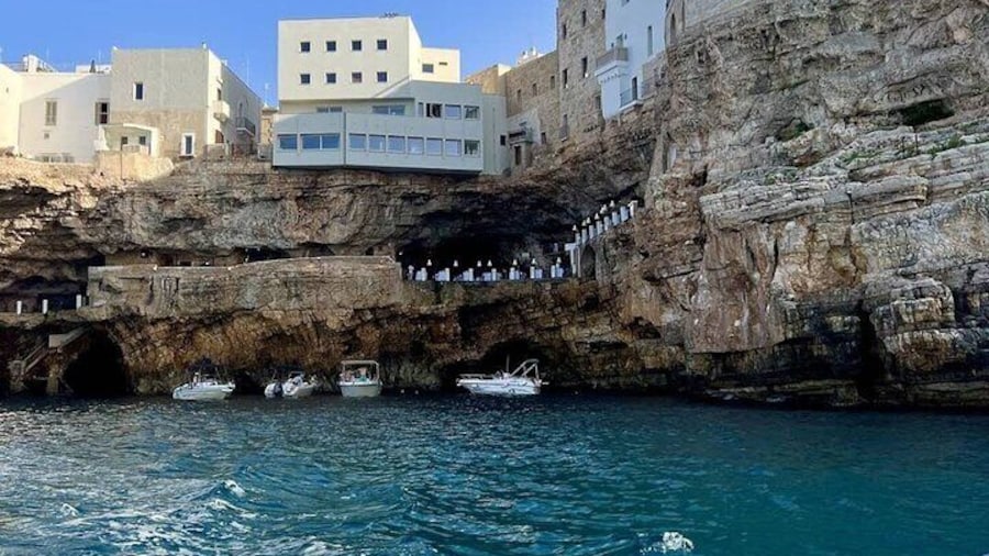 Tour of the magnificent coast and sea caves of Polignano a Mare
