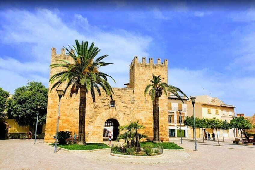 Cap de Formentor: Market, Beach and Alcudia Tour