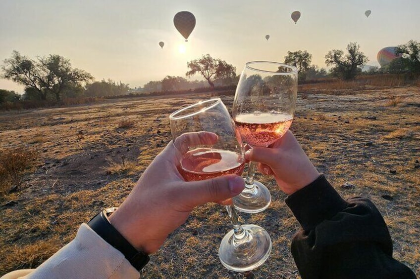 In the magical City of the Gods, Teotihuacán, after a balloon flight over the majestic pyramids, enjoy a toast with sparkling wine. Health!