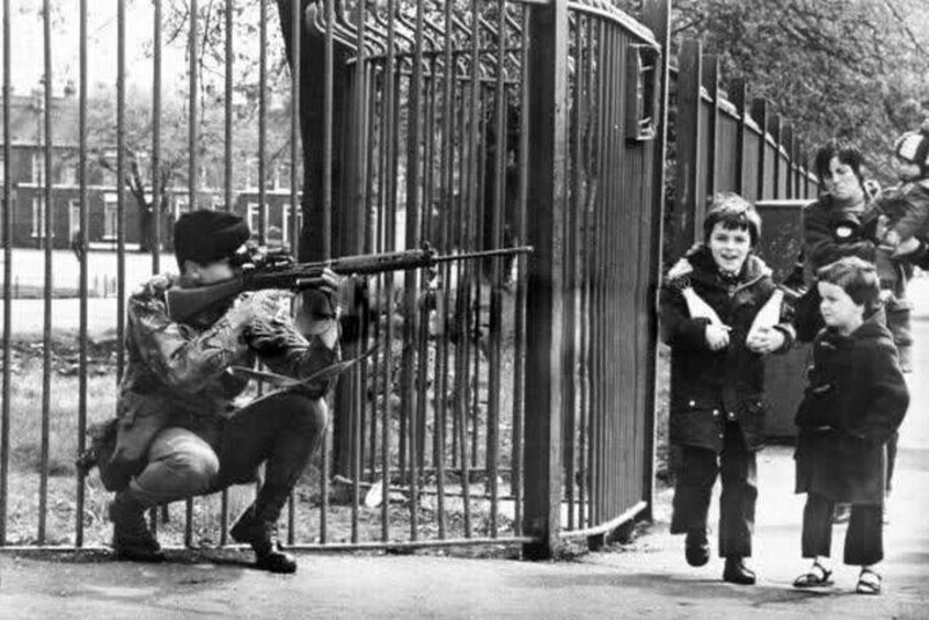 2 Hour Terror and Mural History Belfast taxi Private Tour