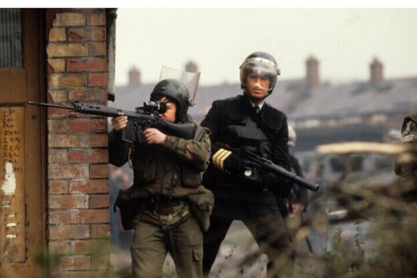 2 Hour Terror and Mural History Belfast taxi Private Tour