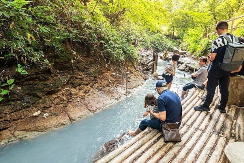 The outdoor foot bath experience requires walking a long mountain road, and the mountain road is still relatively primitive, which must be for the protection of the original ecology.