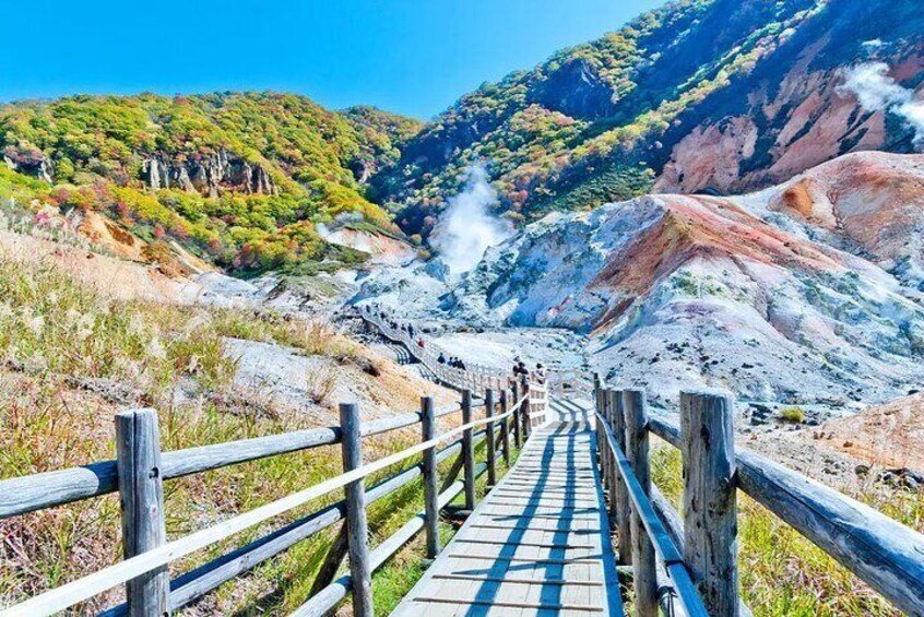 Noboribetsu Hell Valley It is a volcanic crater relic in Noboribetsu City, Hokkaido, Japan. It is close to Lake Toya and was formed about 10,000 years ago.