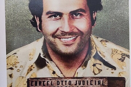 Pablo Escobar-tour; La Catedral Gevangenis, Buurt, Huis en Graf