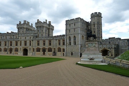 Windsor Castle Hampton Court Palace Private Tour with Admission