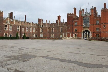 Hampton Court Palace Private Tour with Skip the Line Entry