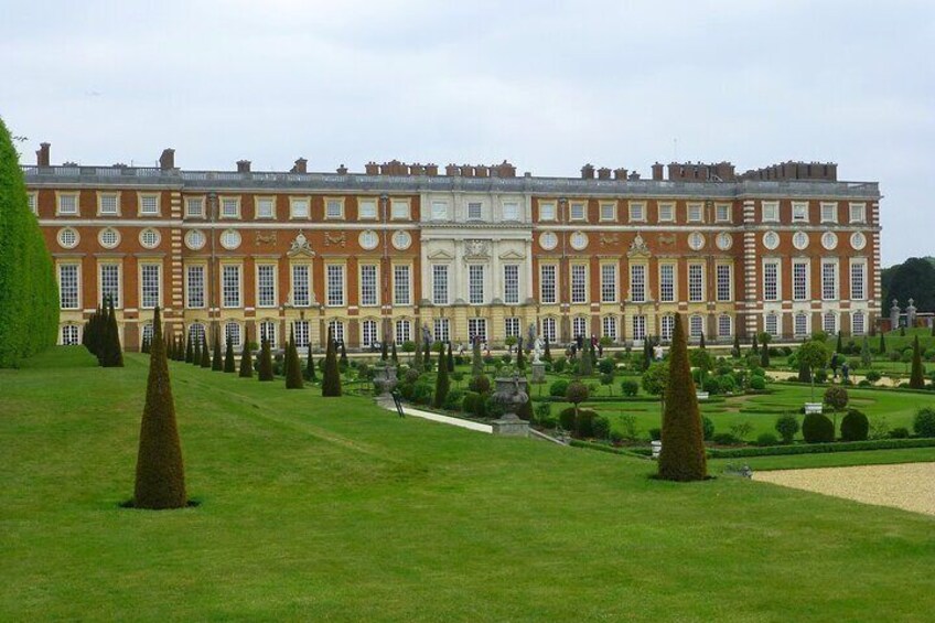 Hampton Court Palace Private Tour with Skip the Line Entry