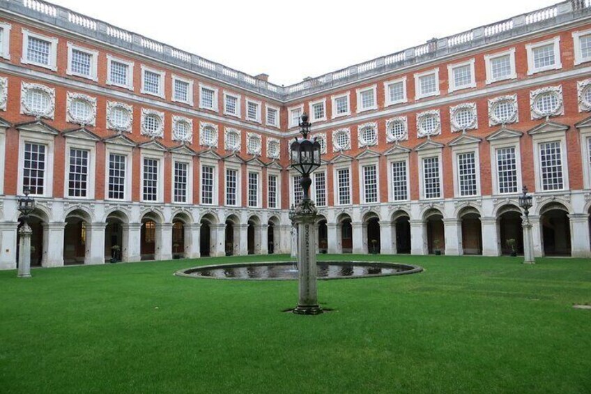 Hampton Court Palace Private Tour with Skip the Line Entry